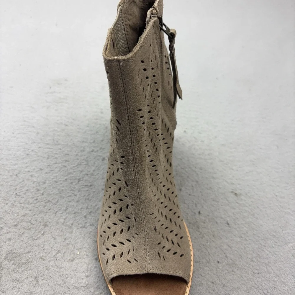 TOMS Boots Womens Size 9.5 Beige Suede Peep Toe Perforated Ankle Zip Block Heel
